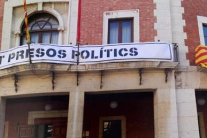 Imagen de archivo de una pancarta reivindicativa en la fachada del Ayuntamiento de Tortosa.