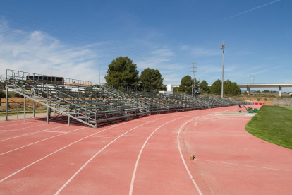 Las gradas instaladas en la pista de atletismo.