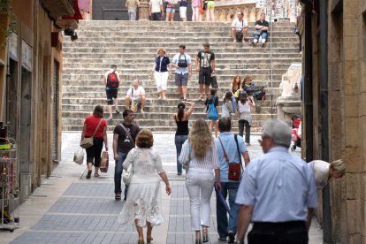Turistes passejant pel carrer Major en una imatge d'arxiu.