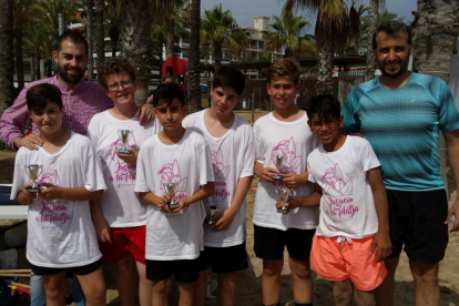 El equipo ganador de fútbol-playa infantil.