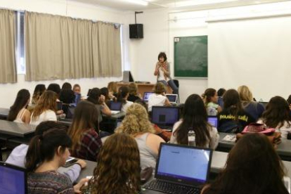 Según el estudio, los adolescentes que se sienten catalanes o que se identifican como tales son los que tienen actitudes integrativas.