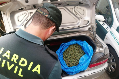 Detingut un jove al Pla de Santa Maria amb cinc quilos de marihuana al maleter