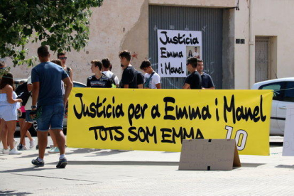 Pla general d'una pancarta reclamant justícia per a les víctimes, instal·lada al costat de l'accés de l'aparcament dels jutjats d'Amposta.