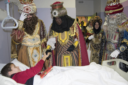 Sus Majestades repartieron regalos entre los niños del hospital.