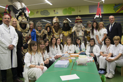 Los pajes, el personal de pediatría y el alcalde reusense acompañaron a los Reyes Magos durante la visita.