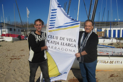 El presidente de Mediterráneo, Ángel Juárez, y el presidente del club de Vela, Abel Perea.