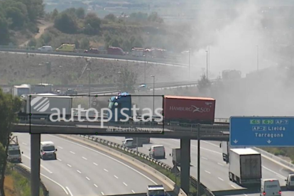 El fum generat pel foc en una fotografia de les càmeres situades a la mateixa l'autopista.