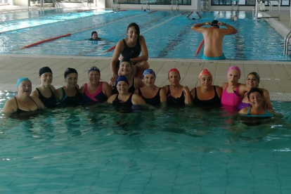 Imagen del grupo de personas afectadas de fibromialgia en la piscina municipal cubierta.