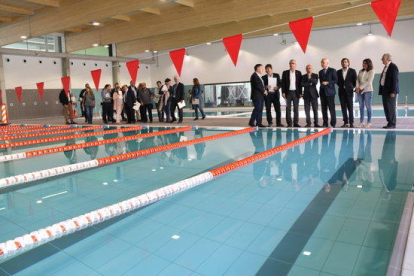 Las autoridades, en la zona de las piscinas cubiertas del nuevo complejo Sant Jordi de Tarragona, en una visita a las instalaciones, prácticamente terminadas, el 4 de mayo del 2017.