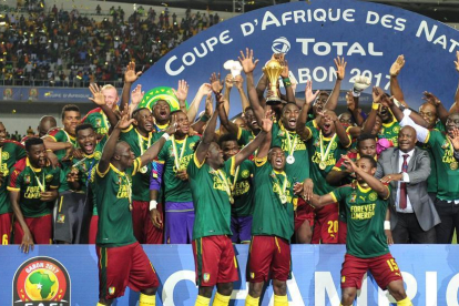 Los cameruneses celebran el título.
