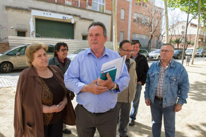 Alfonso Berbel i membres de la Plataforma Salvem la Sedera, davant l'immoble de l'antiga fàbrica.