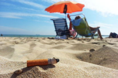 Cambrils repartirà cendrers per evitar que els fumadors llencin burilles a la platja