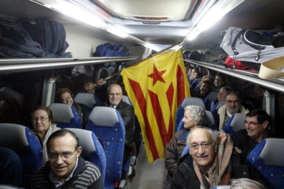 Pla general de l'interior d'un dels autobusos que ha sortit cap a Barcelona el 6 de febdrer del 2017