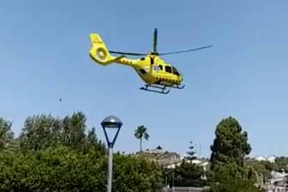 L'helicòpter medicalitzat del SEM als carrers de Segur de Calafell.