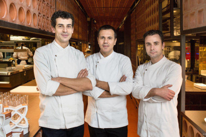D'esquerra a dreta, els xefs Mateu Casañas, Oriol Castro i Eduard Xatruch, en una imatge d'arxiu al restaurant