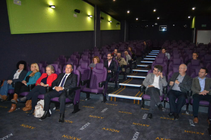 Imagen de los concejales en las butacas de los nuevos cines Axion de La Fira.