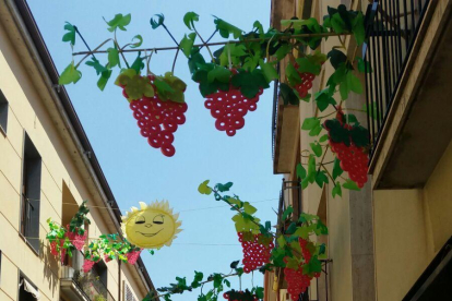 La decoració del carrer de l'Hort fa referència a la vinya.