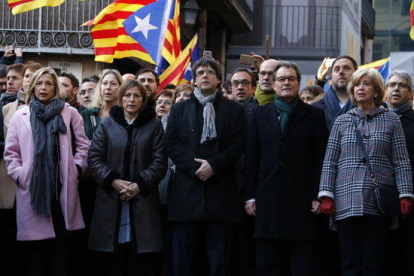 Artur Mas, Joana Ortega, Irene Rigau, el presidente de la Generalitat Carles Puigdemont, y la presidenta del Parlamento, Carme Forcadell, cantan Los Segadores al lado del Cementerio de las Moreras, de camino hacia el TSJC, este lunes 6 de diciembre