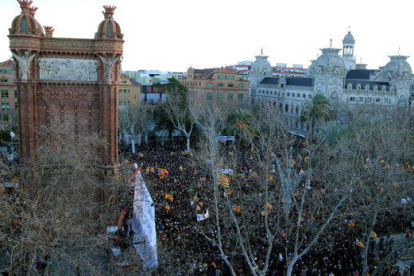 Pla general del Passeig Lluís Companys de Barcelona el 6 de febrer del 2017, primer dia del judici pel 9-N, on desenes de milers de persones han donat suport a Mas, Ortega i Rigau.