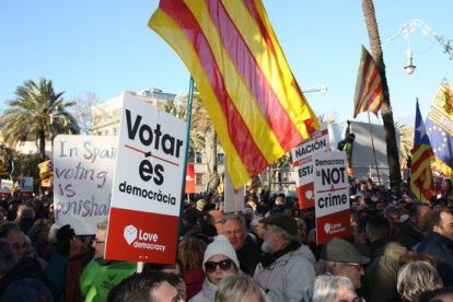 Imatge de persones concentrades davant l'accés principal del TSJC amb cartells reivindicatius a favor de la democràcia el 6 de febrer del 2017