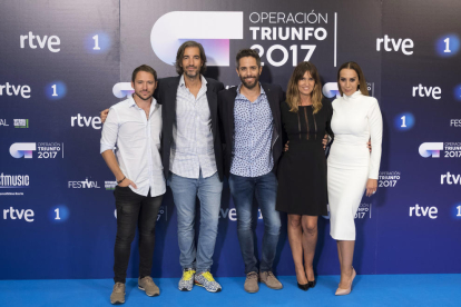 De izquierda en derecha Manuel Martos, Joe Pérez-Orive, Roberto Leal, Noemí Galera y Monica Naranjo durante la presentación del concurso en el Festival de Televisión de Vitoria FesTVal.