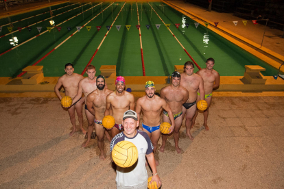 El nuevo equipo de waterpolo del CN Reus Ploms, en un entrenamiento, el miércoles por la noche en la piscina.