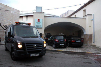 Un vehicle de transport judicial sortint del tanatori municipal de Tortosa, al nucli de Jesús.