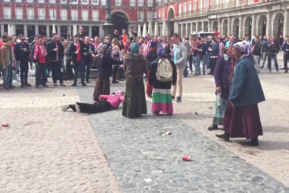 Imatge extreta d'un dels vídeos enregistrat, dimarts passat, a Madrid, on humiliaven un grup de dones.