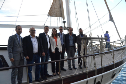 Pla general de la consellera d’Agricultura, Ramaderia, Pesca i Alimentació, Meritxell Serret, amb la nova goleta, acompanyada, entre d'altres, de l'alcalde de l'Ametlla de Mar, Jordi Gaseni. Imatge del 5 de novembre de 2016