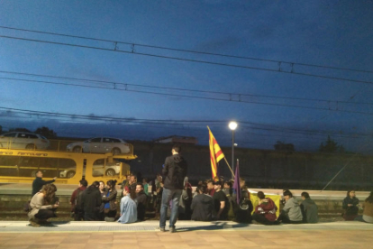 Imagen del corte de las vías del tren en la estación de Reus.