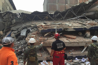 Un grup de tarragonins recull material pels afectats pel terratrèmol de l'Equador