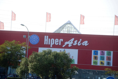 Hiper Asia és l'últim gran magatzem xinès que s'ha obert a Les Gavarres, a principis del passat mes d'agost.
