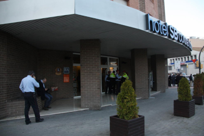 Pla general de la façana de l'hotel Corona de Tortosa amb efectius dels Mossos a la porta. Imatge del 20 de març de 2016