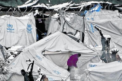 Imatge de la situació del camp de refugiats de Lesbos sota la neu.