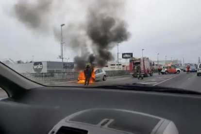 L'incendi va afectar el motor del vehicle i no va causar ferits.