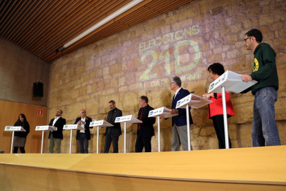 Moment del debat televisiu dels caps de llista per Tarragona, Eusebi Campdepadrós, Yolanda López, Òscar Peris, Alejandro Fernández, Matías Alonso, Rosa M. Ibarra i Xavier Milian, a l'Antiga Audiència.