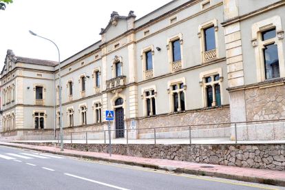 Imagen de la fachada de la escuela Antoni Vilanova de Falset.