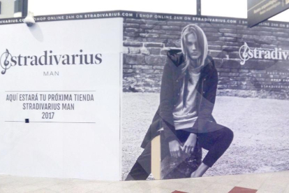 El cartel ubicado actualmente en la futura tienda Stradivarius Man.