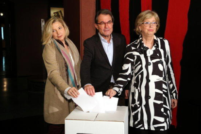 Imatge d'Artur Mas, Joana Ortega i Irene Rigau fent el gest simbòlic de repetir el vot del 9N al Museu d'Història el 5 de febrer de 2017.