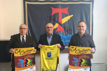 D'esquerra a dreta, el president del Club Ciclista la Canonja, Francesc Estellé Ros, amb l'alcalde de la Canonja, Roc Muñoz i el regidor d'esports, Paco Domínguez.