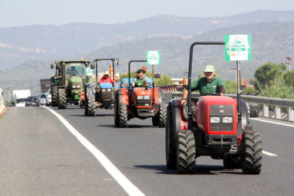 Los campesinos colapsan la T-11, la C-14 y el centro de Reus para exigir la circulación de los tractores por las vías rápidas