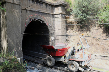 Un operari entrant al túnel de l'Argentera on es fan obres de millora que afecten l'R15. Imatge del 4 d'agost de 2017 (horitzontal)