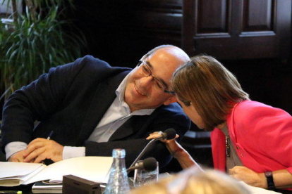 La presidenta del Parlament, Carme Forcadell, parla a l'orella del seu vicepresident Lluís Guinó, a la reunió de la Mesa del 6 de setembre de 2017
