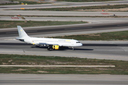 Imagen de un avión de Vueling en las pistas del aeropuerto del Prat el 14 de noviembre de 2016.