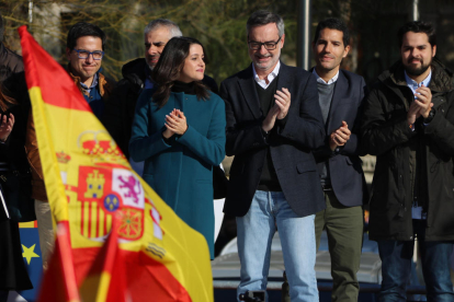 Inés Arrimadas, con otros miembros de Ciutadans, durante el acto en plaza Universitat en Barcelona.
