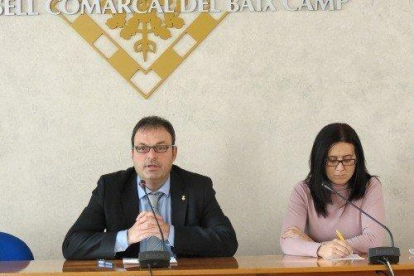 Anna Aragonès, a la dreta, juntament amb el president del Consell Comarcal, Joaquim Calatayud.