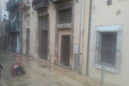 El incendio ha tenido lugar en la planta baja del número 18 de la calle del Trinquet Nou, en el corazón de la Part Alta de Tarragona.