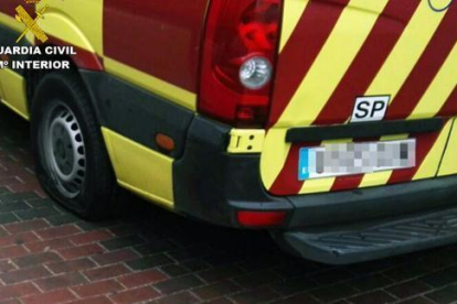 Los investigadores efectuaron una inspección técnica en el vehículo que permitió constatar que se habían perforado tres de los cuatro neumáticos de la ambulancia.