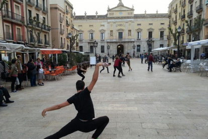 Imagen de la cata del espectáculo 'Dantzapote' que la compañía Dantzaz ofreció ayer jueves en las calles de Tarragona.