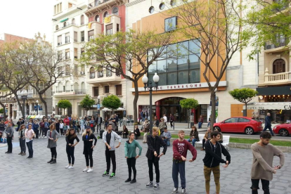 Imatge del tastet de l'espectacle 'Dantzapote' que la companyia Dantzaz va oferir ahir dijous als carrers de Tarragona.